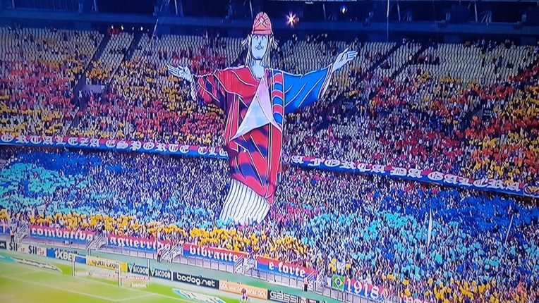 Livre arbítrio,pessoas jogando futebol felizes